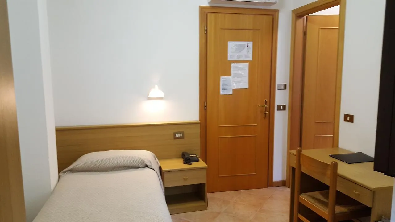 Hotel Pace Brenzone sul Garda 5*,  İtalya